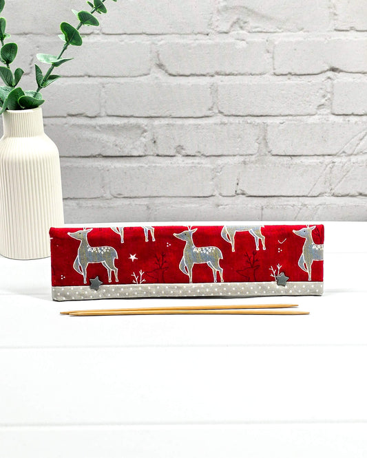 Nadelgarage für 20 cm Nadelspiele mit Reh-Motiven auf rotem Stoff, grauer Punkte-Bordüre und grauen Stern-Druckknöpfen. Handgenäht in Bayern von Nadelmikado. 