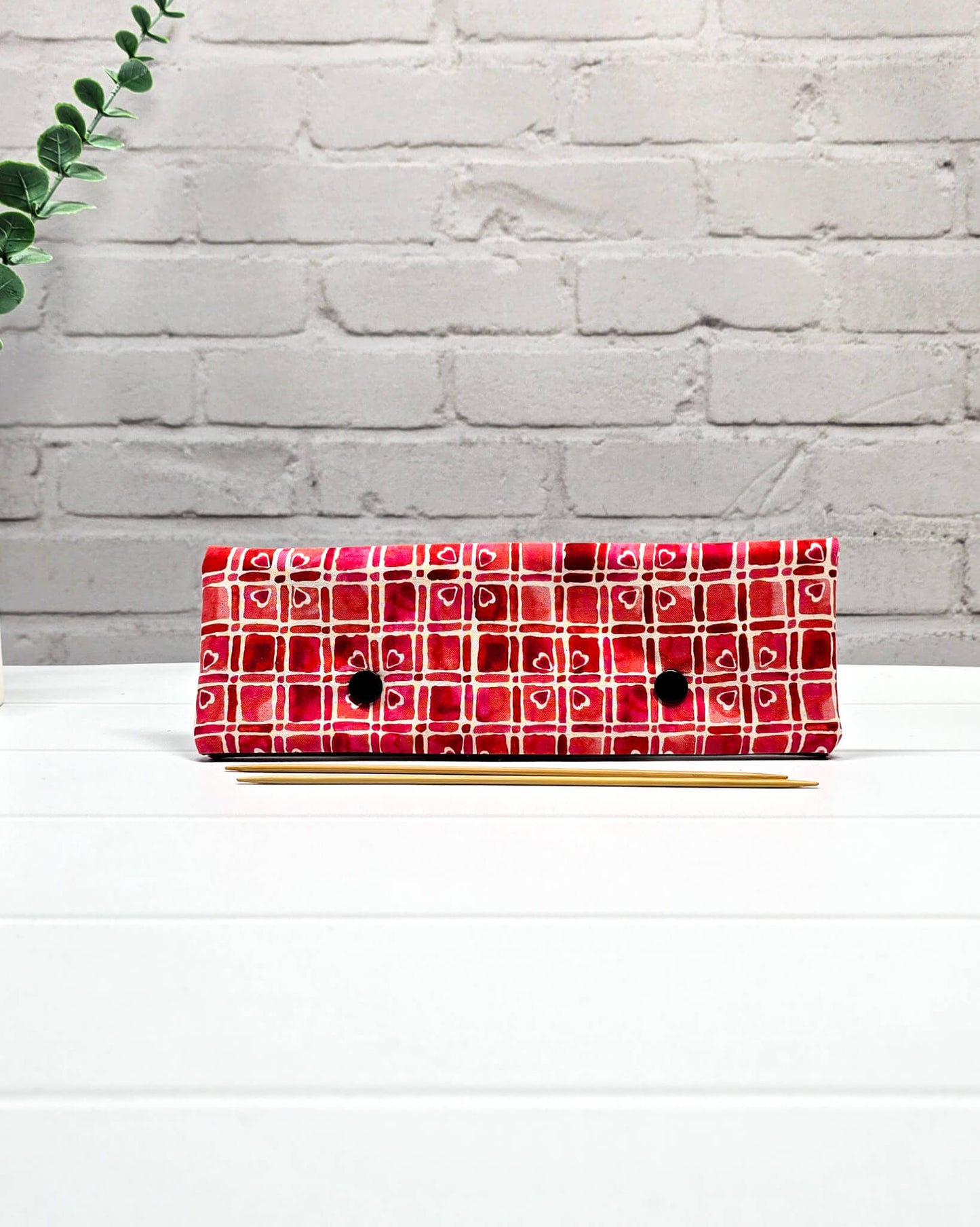 Nadelgarage 20 cm mit rotem Karomuster für Nadelspiele, handgenäht in Bayern von Nadelmikado