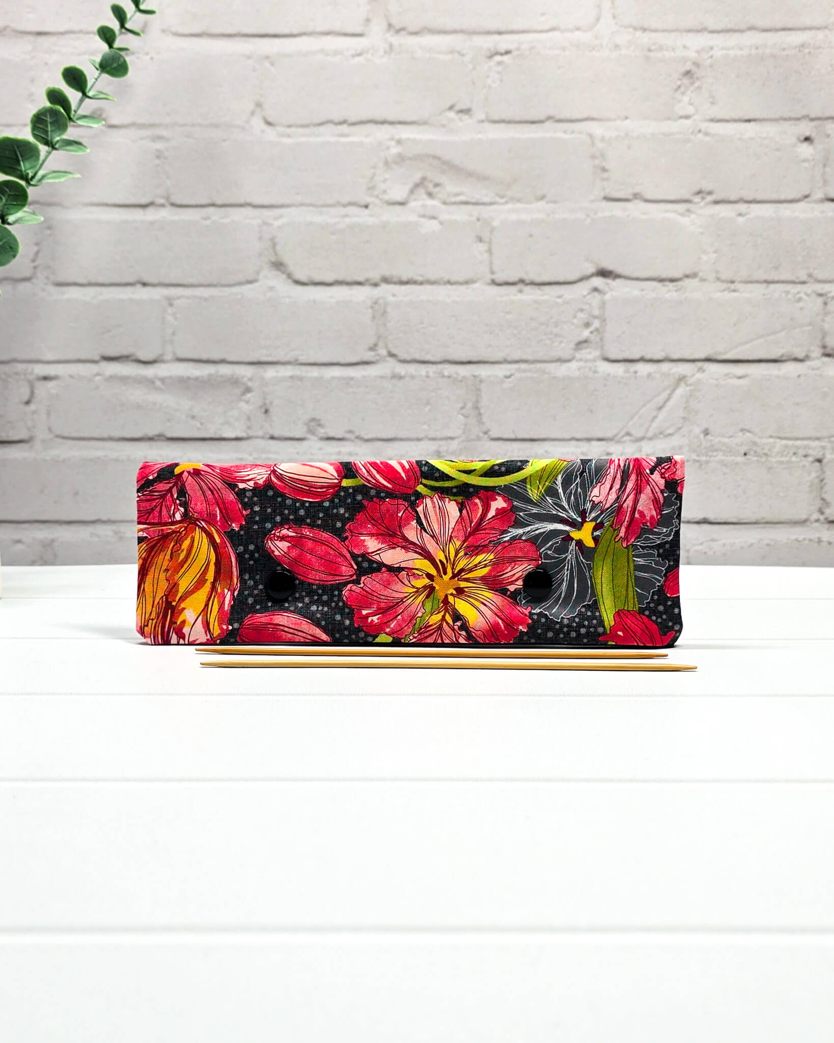 Nadelgarage 20 cm mit großen roten Blüten auf dunklem Hintergrund handgenäht in Bayern von Nadelmikado