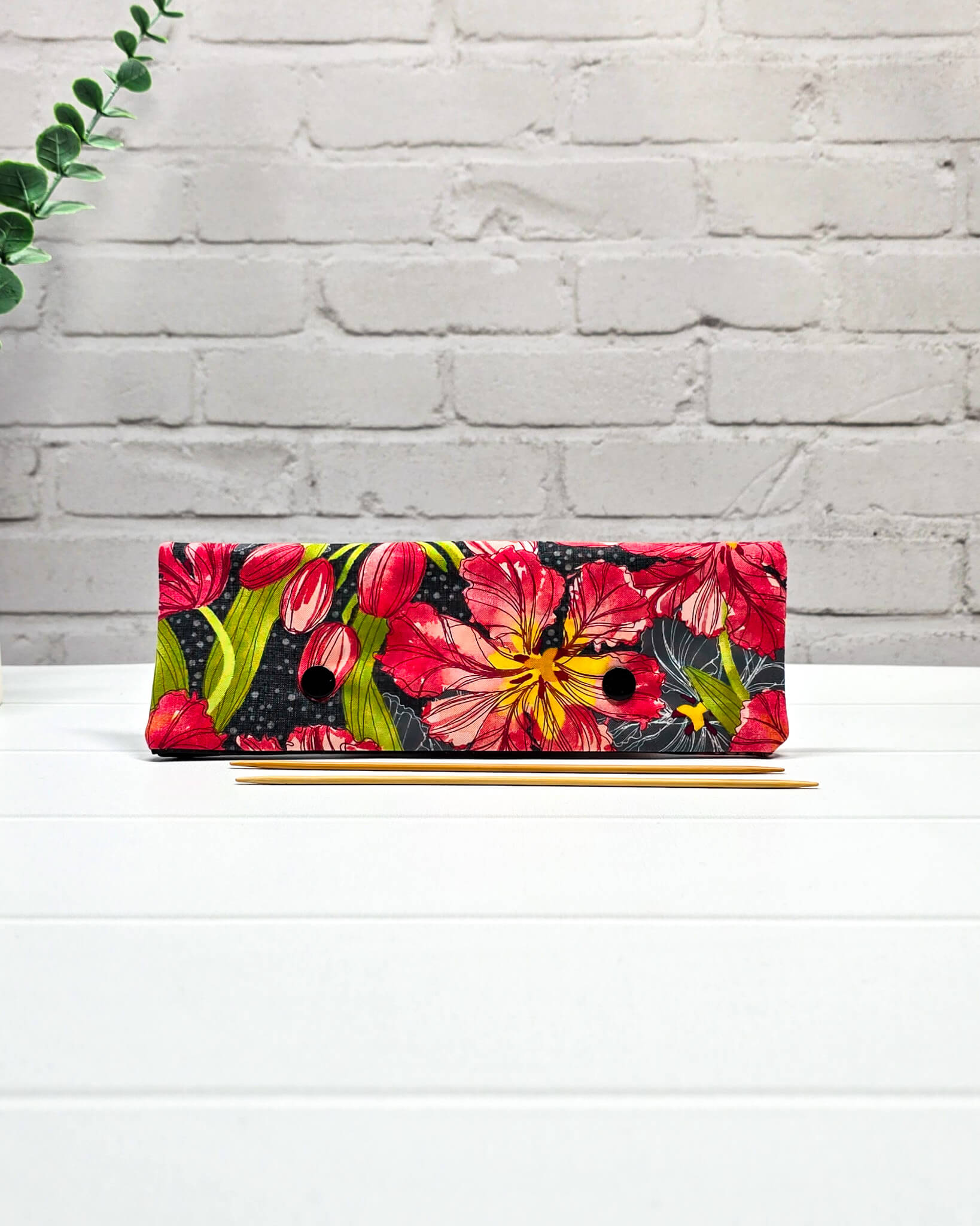 Nadelgarage 20 cm mit großen roten Blüten auf dunklem Hintergrund handgenäht in Bayern von Nadelmikado