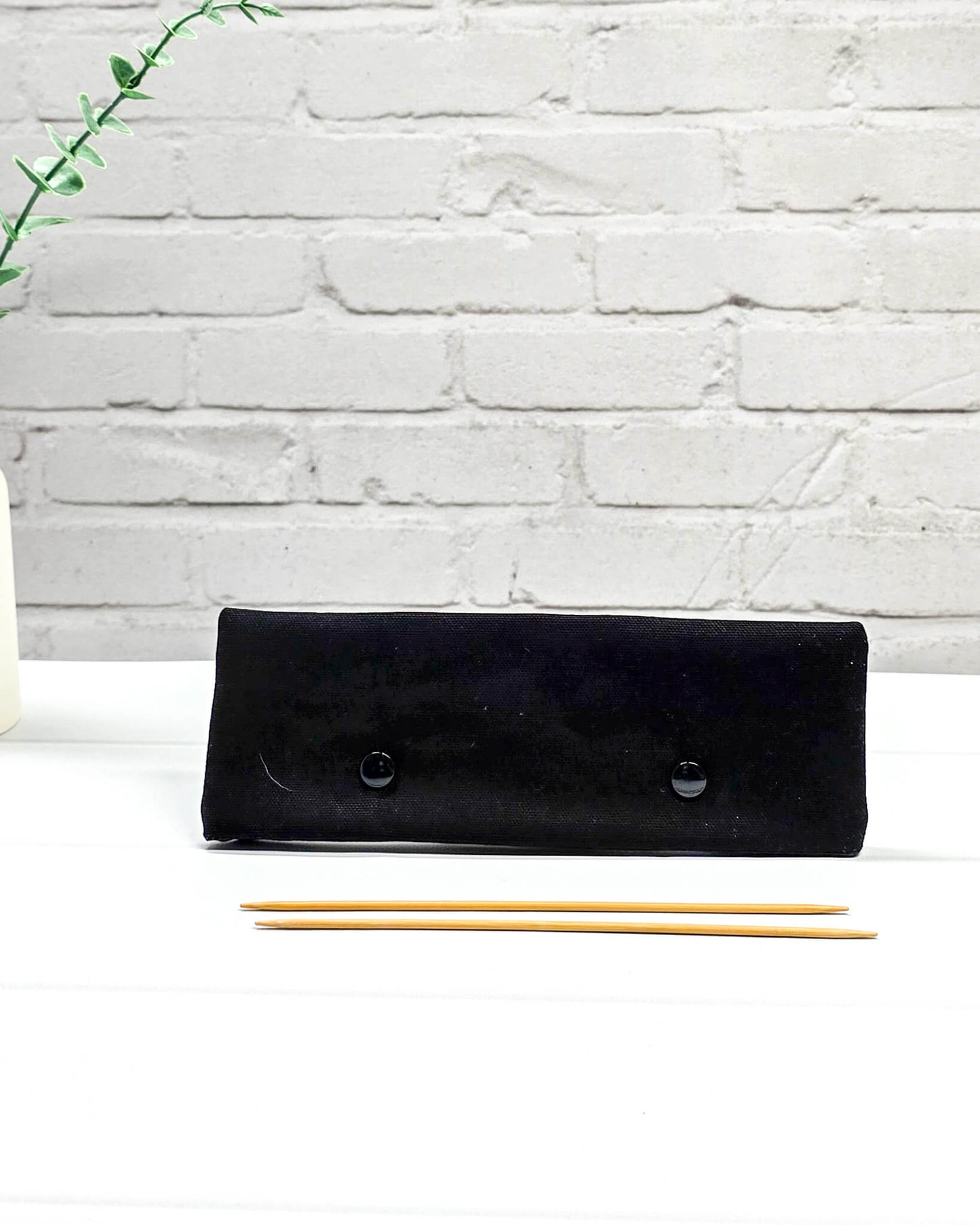 Nadelgarage 20 cm schwarzer Stoff Schäfchen Stickerei - handgenäht in Bayern