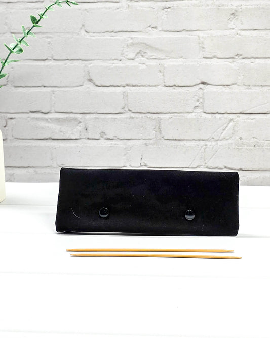 Nadelgarage 20 cm schwarzer Stoff Schäfchen Stickerei - handgenäht in Bayern