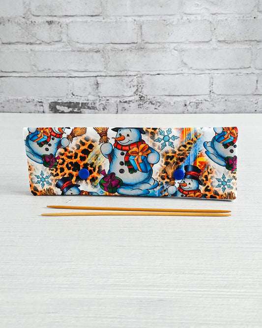 Nadelgarage 20 cm mit buntem Schneemannmotiv - handgenäht in Bayern von Nadelmikado