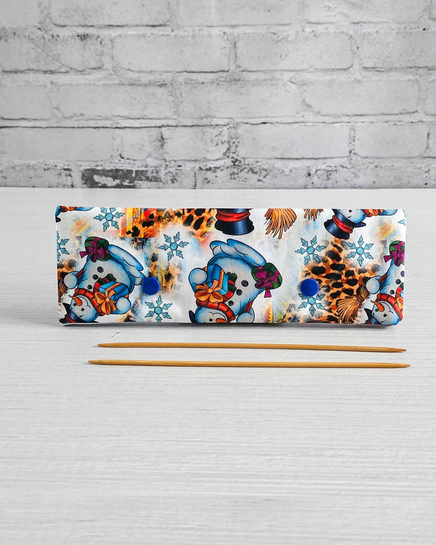 Nadelgarage 20 cm mit buntem Schneemannmotiv - handgenäht in Bayern von Nadelmikado