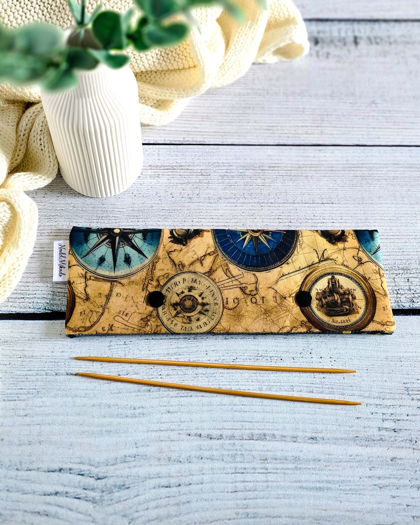 Nadelgarage 20 cm Sea Explorer – maritimes Design mit Kompassen und Seekarten, handmade in Bayern von Nadelmikado