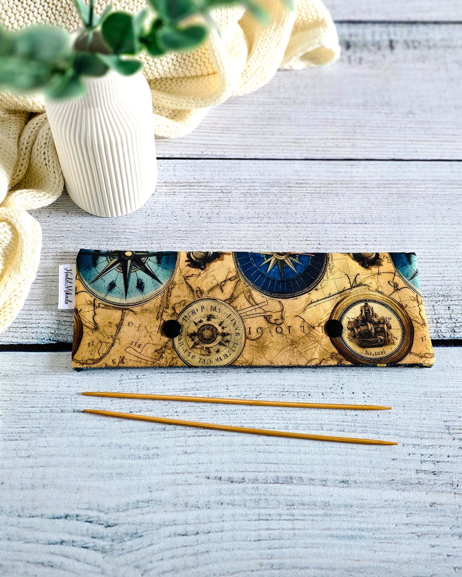 Nadelgarage 20 cm Sea Explorer – maritimes Design mit Kompassen und Seekarten, handmade in Bayern von Nadelmikado