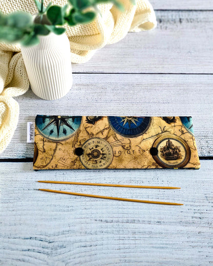 Nadelgarage 20 cm Sea Explorer – maritimes Design mit Kompassen und Seekarten, handmade in Bayern von Nadelmikado