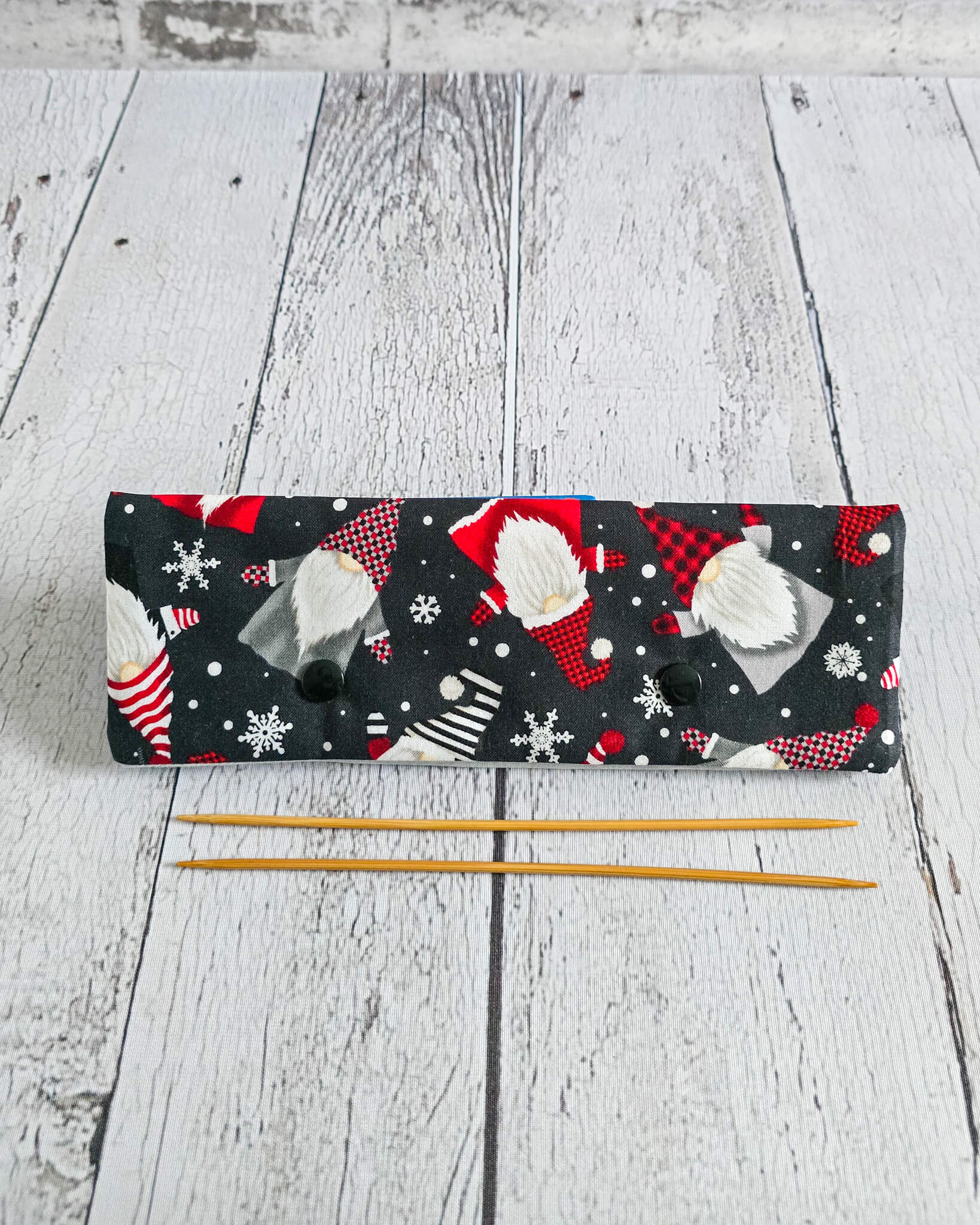 Nadelgarage 20 cm mit Wichtelmotiv und Schneeflocken - handgenäht in Bayern von Nadelmikado