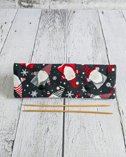 Nadelgarage 20 cm mit Wichtelmotiv und Schneeflocken - handgenäht in Bayern von Nadelmikado