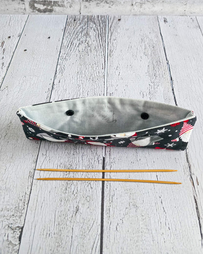 Nadelgarage 20 cm mit Wichtelmotiv und Schneeflocken - handgenäht in Bayern von Nadelmikado