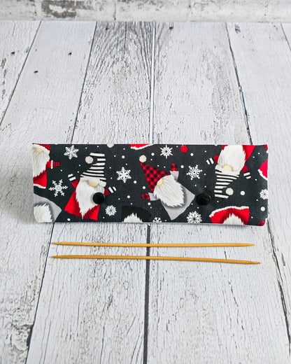 Nadelgarage 20 cm mit Wichtelmotiv und Schneeflocken - handgenäht in Bayern von Nadelmikado