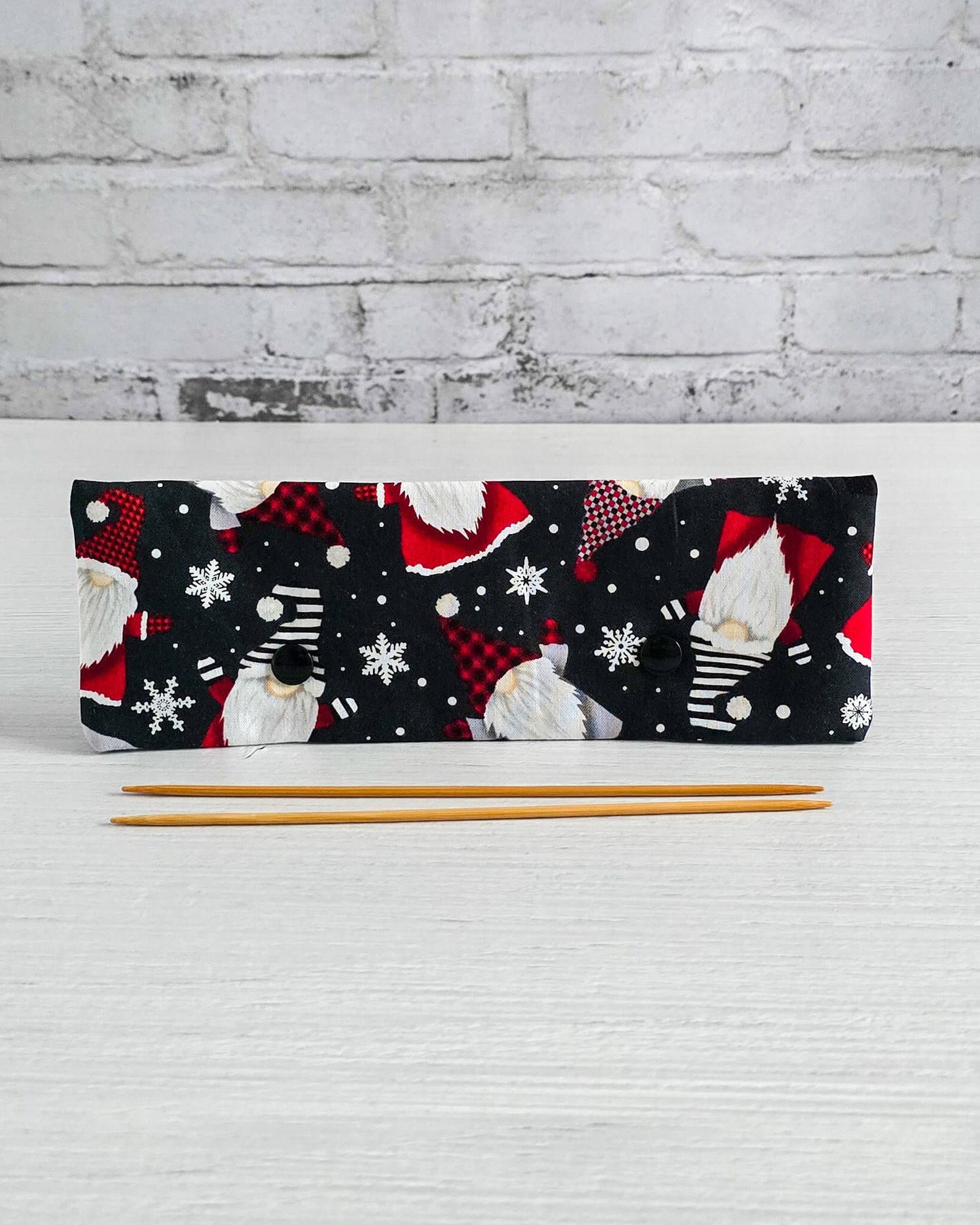 Nadelgarage 20 cm mit Wichtelmotiv und Schneeflocken - handgenäht in Bayern von Nadelmikado