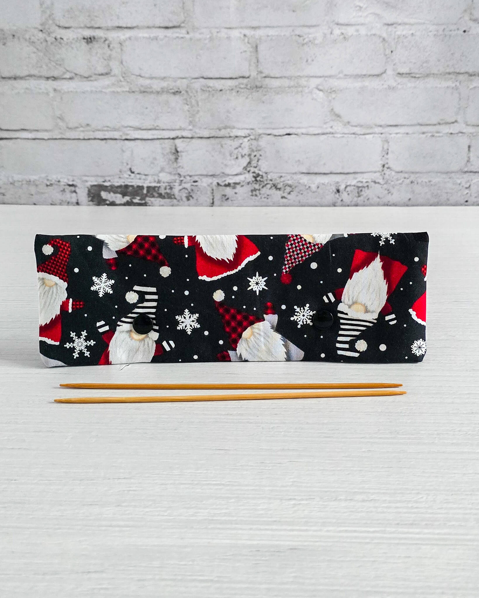 Nadelgarage 20 cm mit Wichtelmotiv und Schneeflocken - handgenäht in Bayern von Nadelmikado