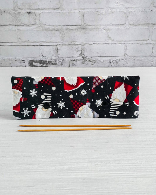 Nadelgarage 20 cm mit Wichtelmotiv und Schneeflocken - handgenäht in Bayern von Nadelmikado