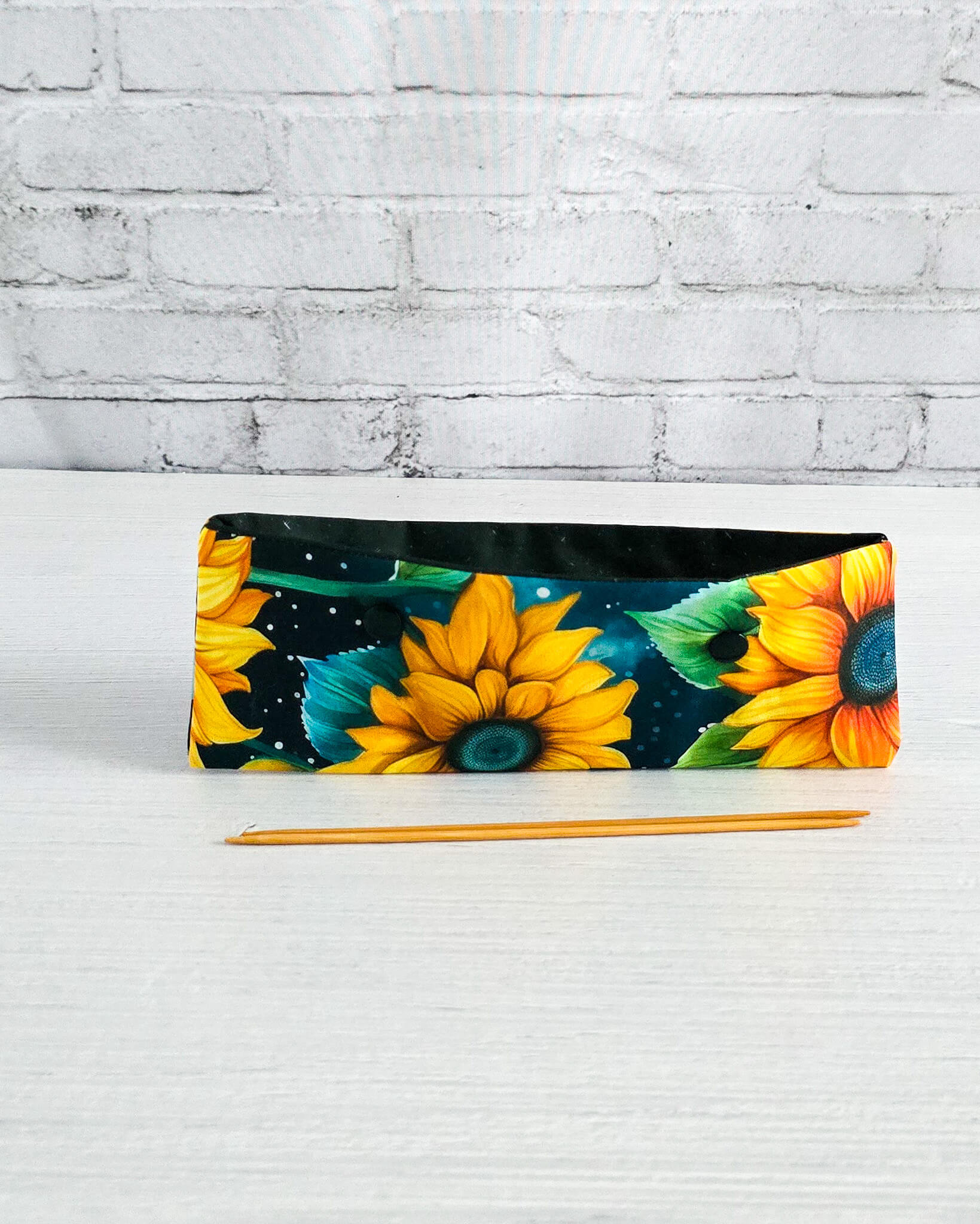 Nadelgarage für 20cm Nadelspiele  aus Baumwollstoffen mit Sonnenblumenmotiv - handgenäht in Bayern von Nadelmikado