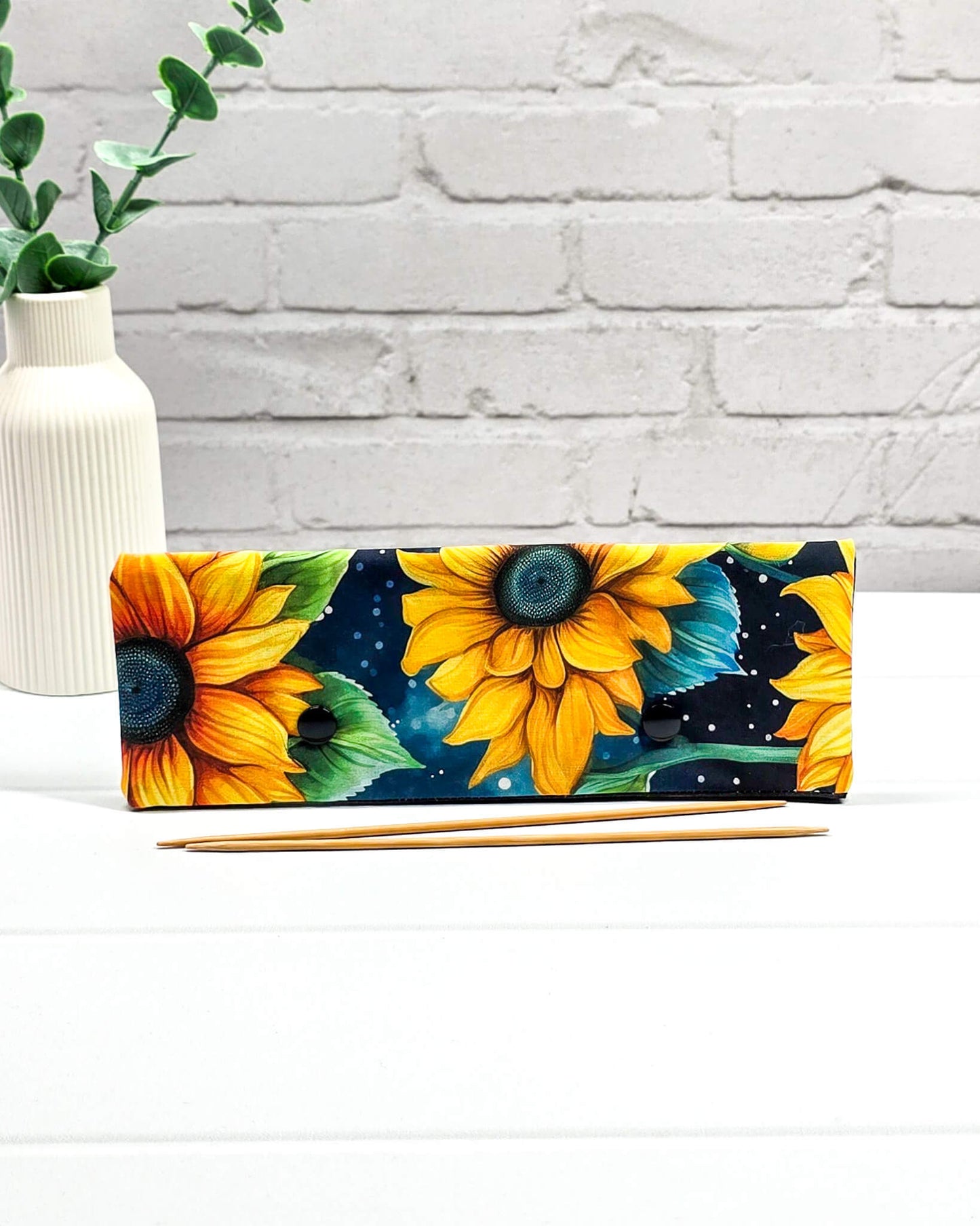 Nadelgarage für 20cm Nadelspiele  aus Baumwollstoffen mit Sonnenblumenmotiv - handgenäht in Bayern von Nadelmikado