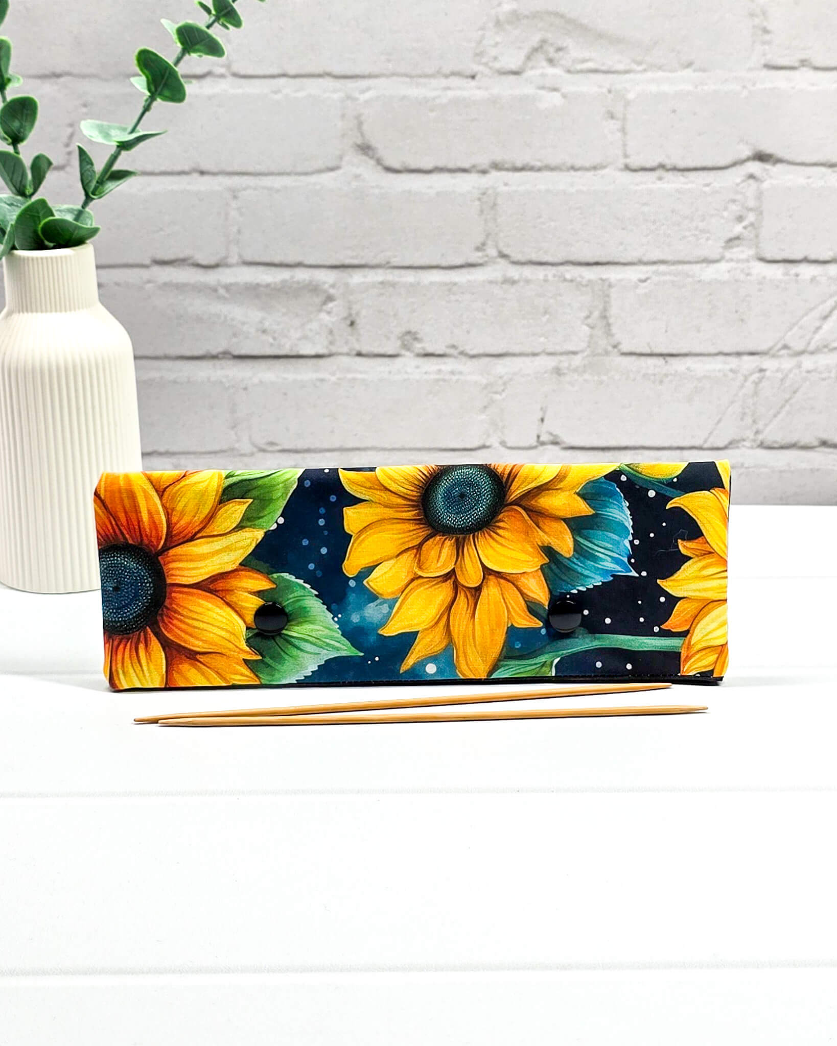 Nadelgarage für 20cm Nadelspiele  aus Baumwollstoffen mit Sonnenblumenmotiv - handgenäht in Bayern von Nadelmikado