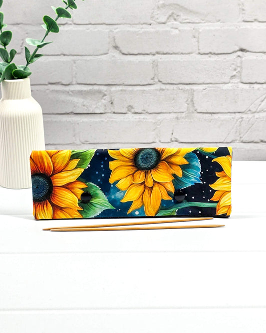 Nadelgarage für 20cm Nadelspiele  aus Baumwollstoffen mit Sonnenblumenmotiv - handgenäht in Bayern von Nadelmikado