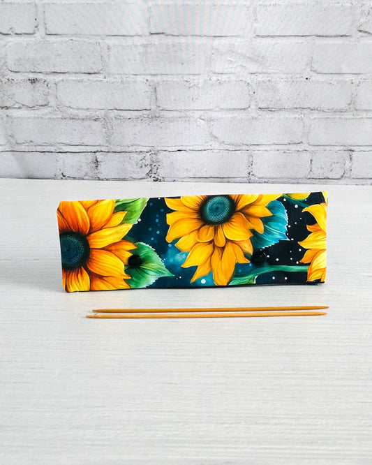 Nadelgarage für 20cm Nadelspiele  aus Baumwollstoffen mit Sonnenblumenmotiv - handgenäht in Bayern von Nadelmikado