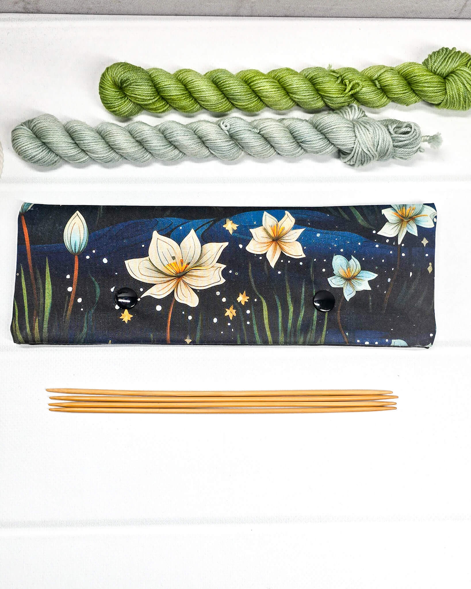Nadelgarage für 20cm Nadelspiele Dunkles Blumenmuster - handgenäht in Bayern von Nadelmikado