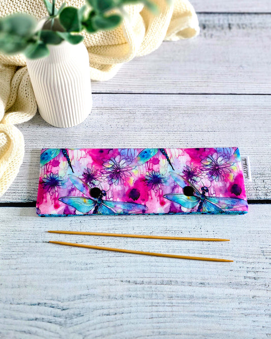 Nadelgarage 20 cm Summer Wings – Libellen-Design in Aquarelloptik, handgemacht in Bayern von Nadelmikado