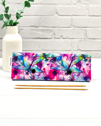 Nadelgarage 20 cm Summer Wings – Libellen-Design in Aquarelloptik, handgemacht in Bayern von Nadelmikado