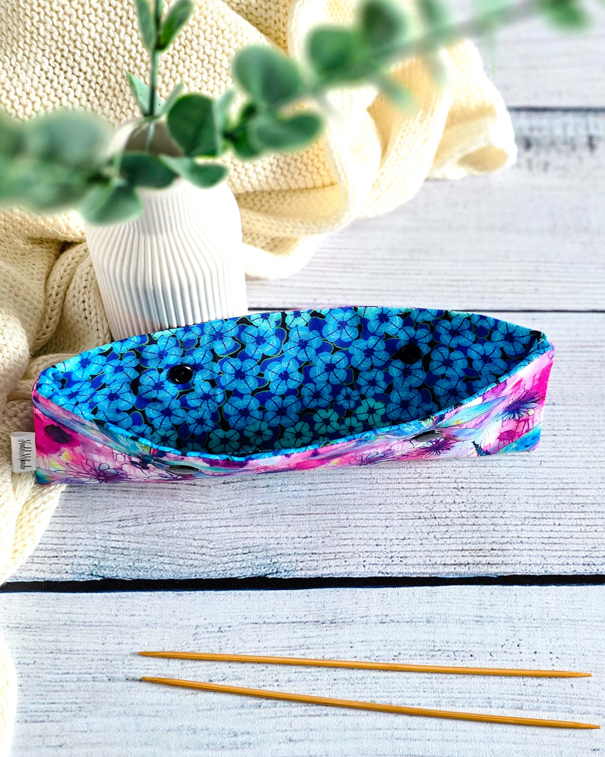 Nadelgarage 20 cm Summer Wings – Libellen-Design in Aquarelloptik, handgemacht in Bayern von Nadelmikado