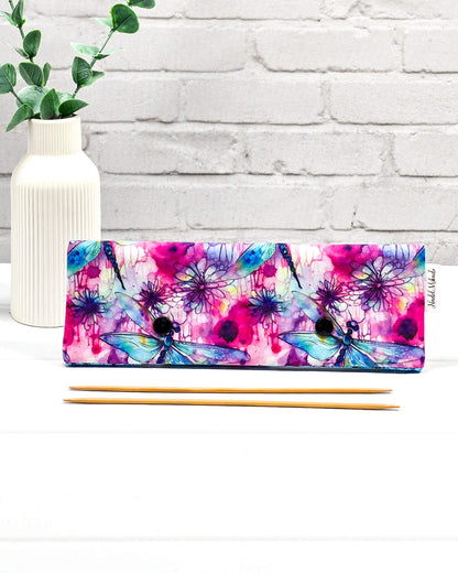 Nadelgarage 20 cm Summer Wings – Libellen-Design in Aquarelloptik, handgemacht in Bayern von Nadelmikado