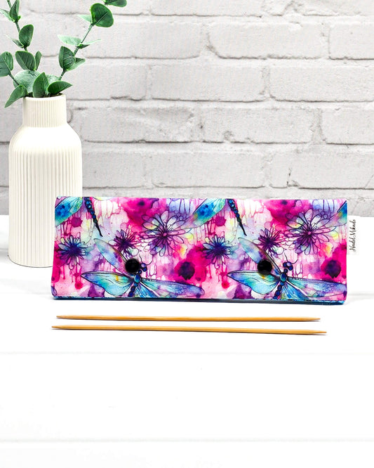 Nadelgarage 20 cm Summer Wings – Libellen-Design in Aquarelloptik, handgemacht in Bayern von Nadelmikado