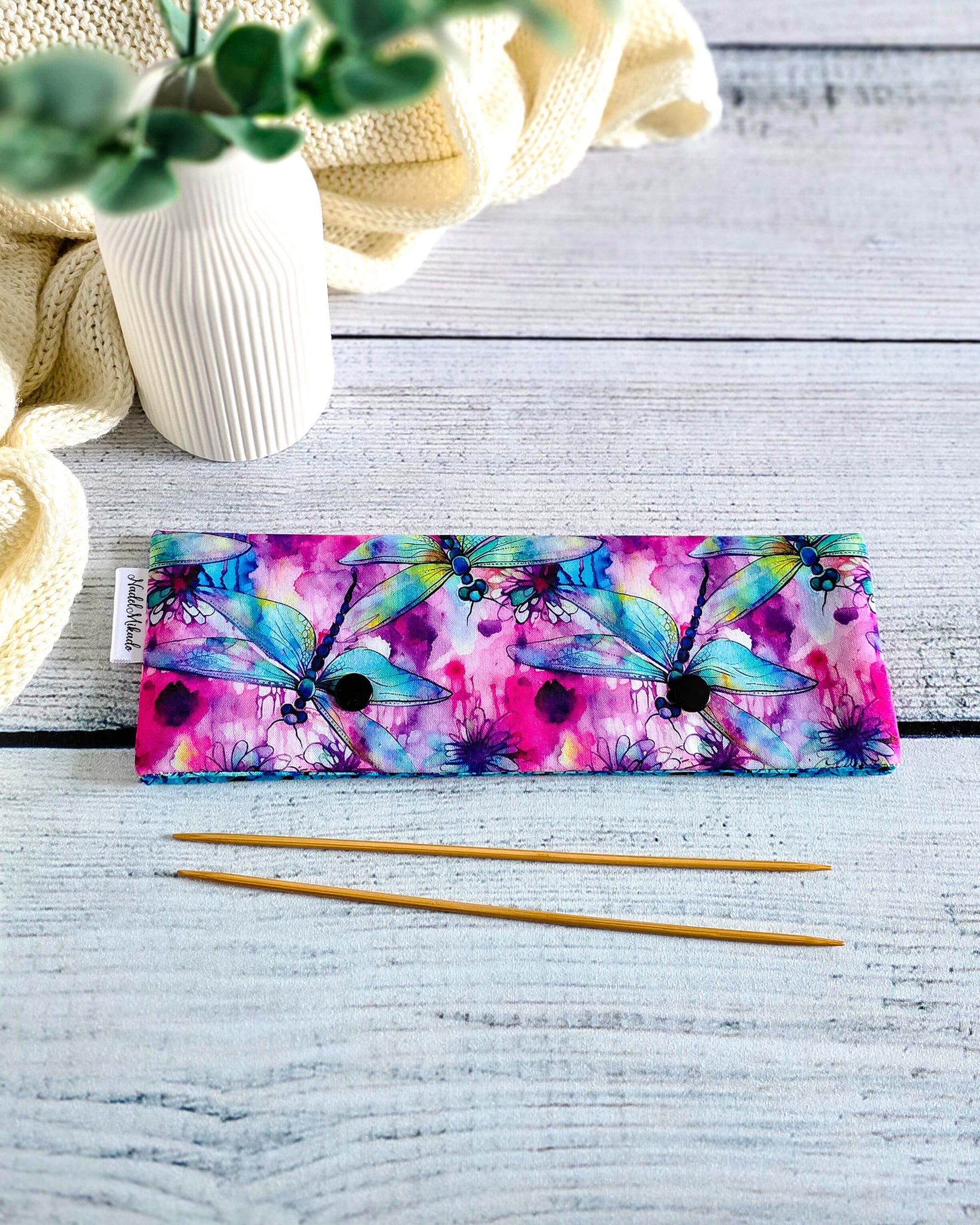 Nadelgarage 20 cm Summer Wings – Libellen-Design in Aquarelloptik, handgemacht in Bayern von Nadelmikado