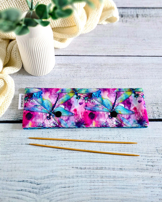 Nadelgarage 20 cm Summer Wings – Libellen-Design in Aquarelloptik, handgemacht in Bayern von Nadelmikado