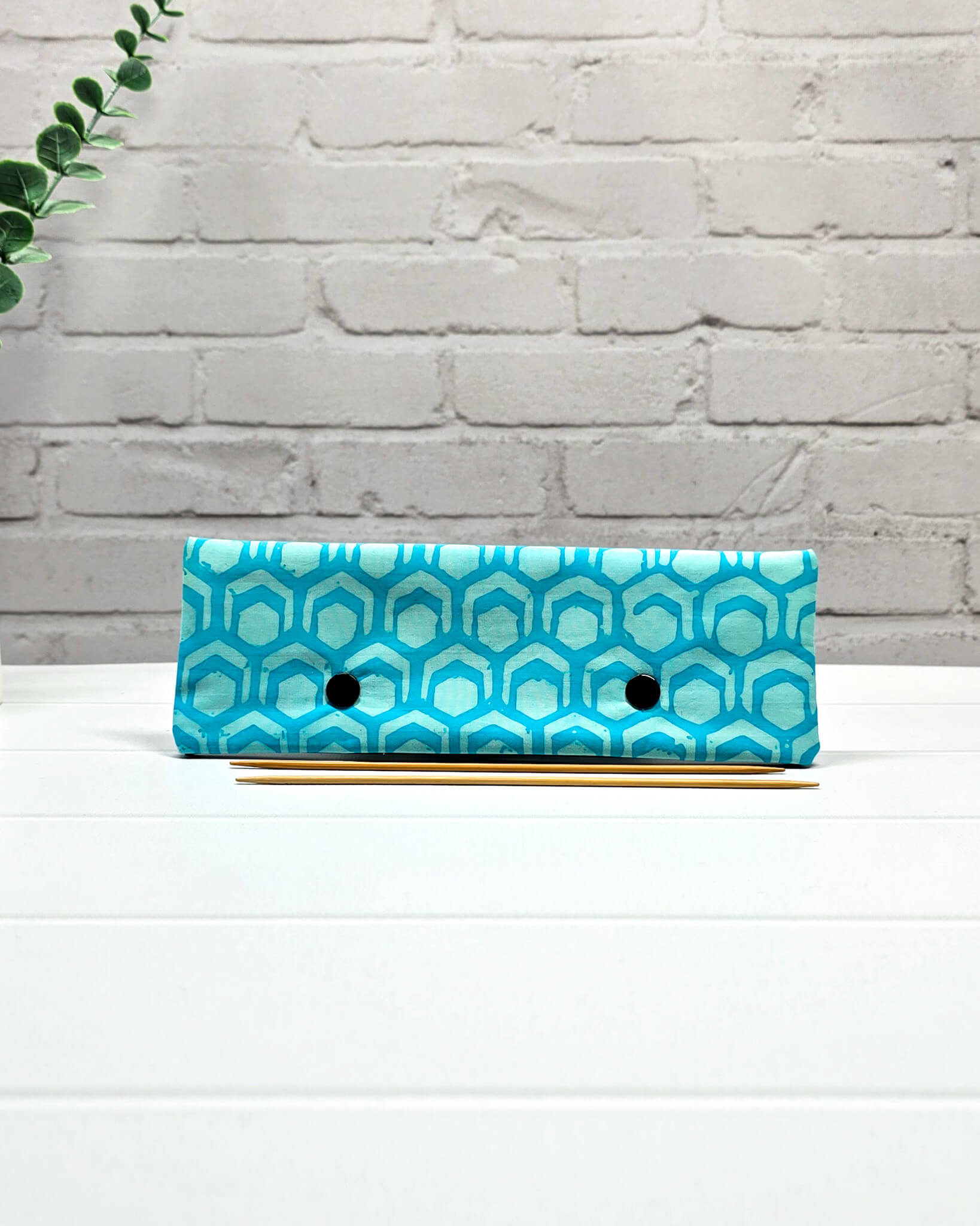 Nadelgarage 20 cm in Türkis mit geometrischem Muster handgenäht in Bayern von Nadelmikado