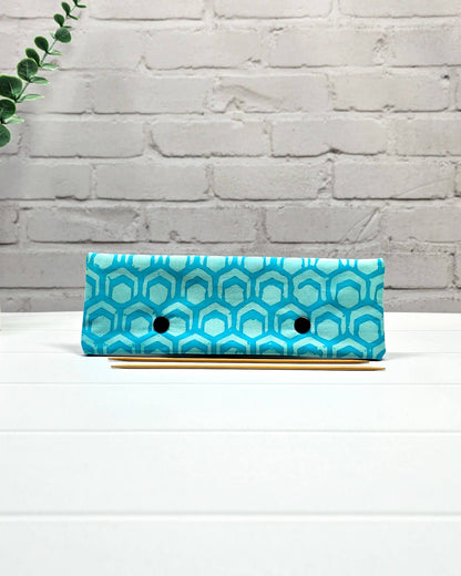 Nadelgarage 20 cm in Türkis mit geometrischem Muster handgenäht in Bayern von Nadelmikado