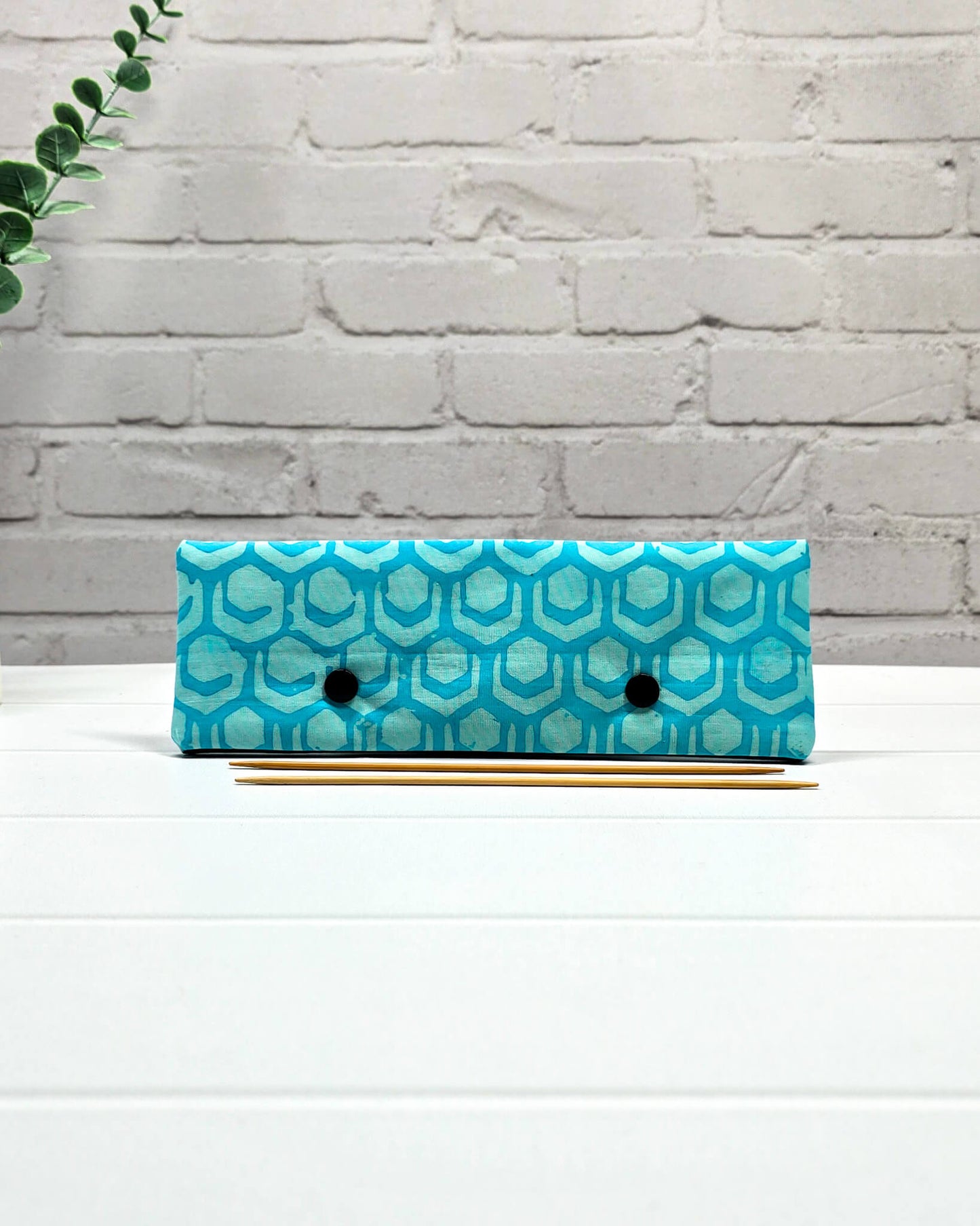 Nadelgarage 20 cm in Türkis mit geometrischem Muster handgenäht in Bayern von Nadelmikado