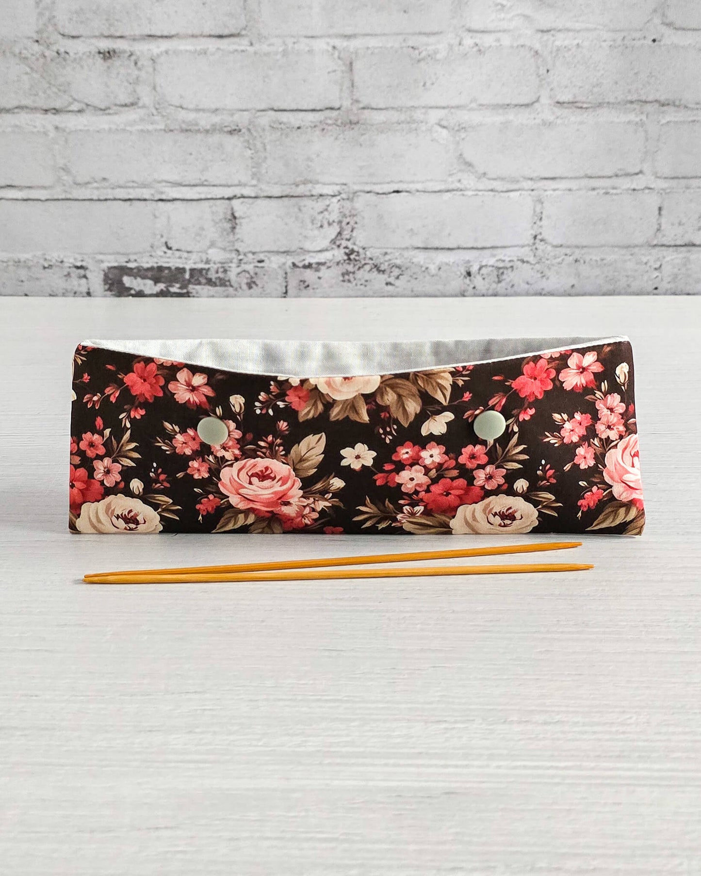 Nadelgarage 20 cm mit Rosenmotiv auf dunklem Stoff - handgenäht in Bayern von Nadelmikado