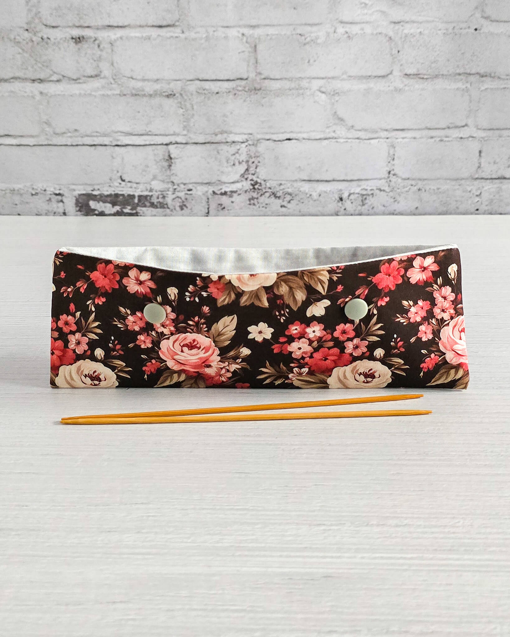 Nadelgarage 20 cm mit Rosenmotiv auf dunklem Stoff - handgenäht in Bayern von Nadelmikado