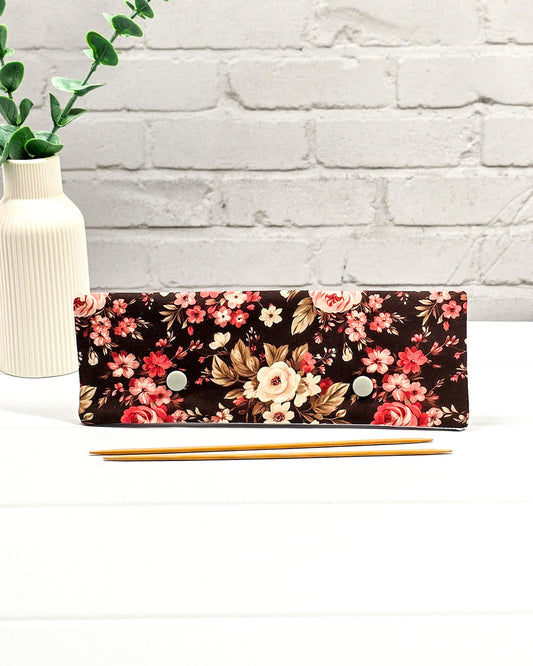 Nadelgarage 20 cm mit Rosenmotiv auf dunklem Stoff - handgenäht in Bayern von Nadelmikado