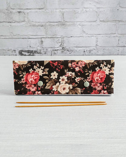 Nadelgarage 20 cm mit Rosenmotiv auf dunklem Stoff - handgenäht in Bayern von Nadelmikado