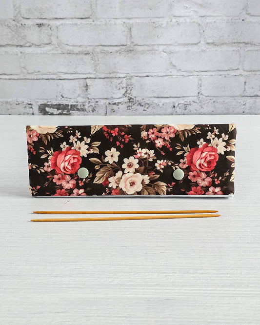 Nadelgarage 20 cm mit Rosenmotiv auf dunklem Stoff - handgenäht in Bayern von Nadelmikado