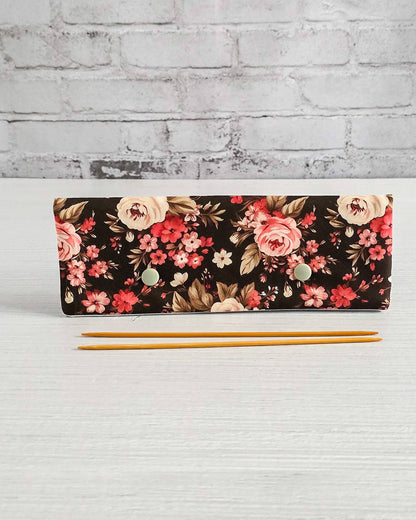 Nadelgarage 20 cm mit Rosenmotiv auf dunklem Stoff - handgenäht in Bayern von Nadelmikado
