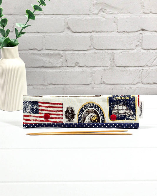 Nadelgarage für 20 cm Nadelspiele mit Vintage-Motiven (USA-Flagge, London-Taxi) und roten Druckknöpfen auf cremefarbenem Stoff. Handgenäht in Bayern von Nadelmikado