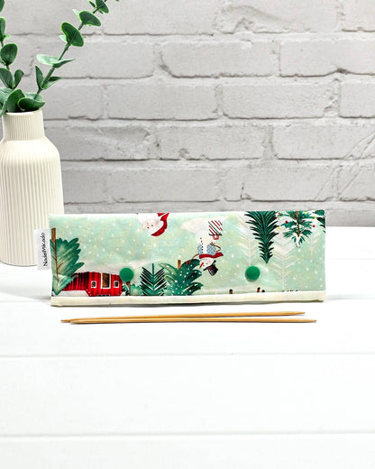 Nadelgarage für 20 cm Nadelspiele mit Motiven vom Weihnachtsmann, Schlitten und Tannenbäumen auf mintgrünem Stoff mit grünen Druckknöpfen. Handgenäht in Bayern von Nadelmikado