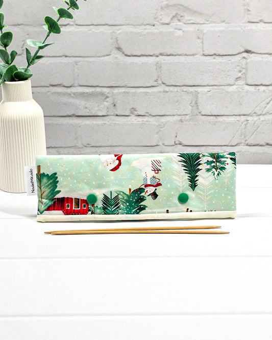 Nadelgarage für 20 cm Nadelspiele mit Motiven vom Weihnachtsmann, Schlitten und Tannenbäumen auf mintgrünem Stoff mit grünen Druckknöpfen. Handgenäht in Bayern von Nadelmikado