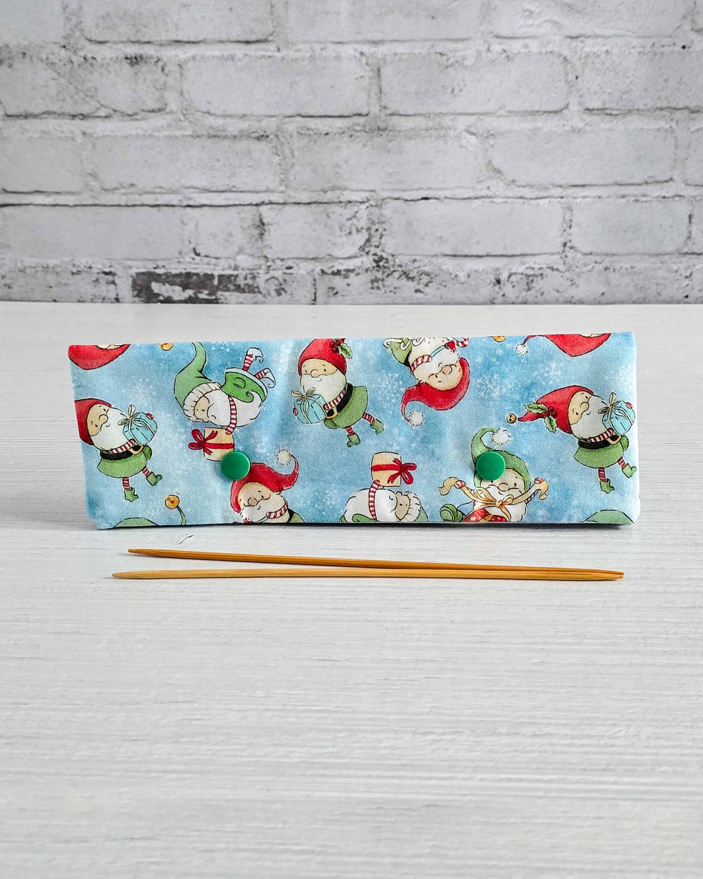 Nadelgarage 20 cm mit Wichtelmotiv auf blauem Stoff - handgenäht in Bayern von Nadelmikado