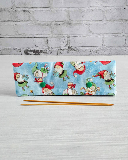 Nadelgarage 20 cm mit Wichtelmotiv auf blauem Stoff - handgenäht in Bayern von Nadelmikado