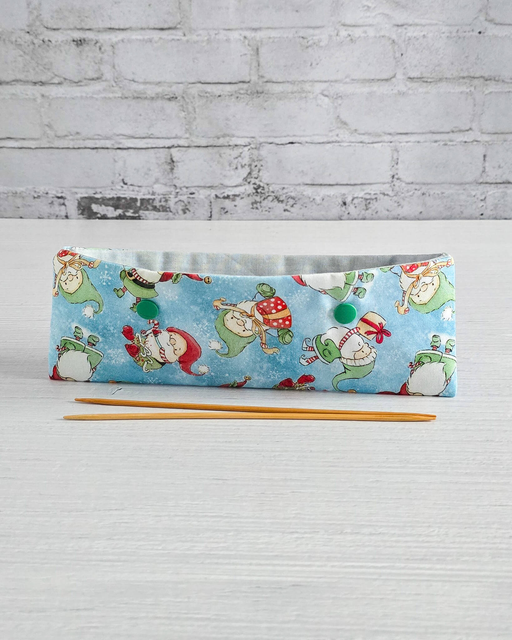 Nadelgarage 20 cm mit Wichtelmotiv auf blauem Stoff - handgenäht in Bayern von Nadelmikado