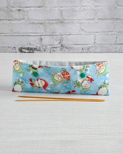 Nadelgarage 20 cm mit Wichtelmotiv auf blauem Stoff - handgenäht in Bayern von Nadelmikado