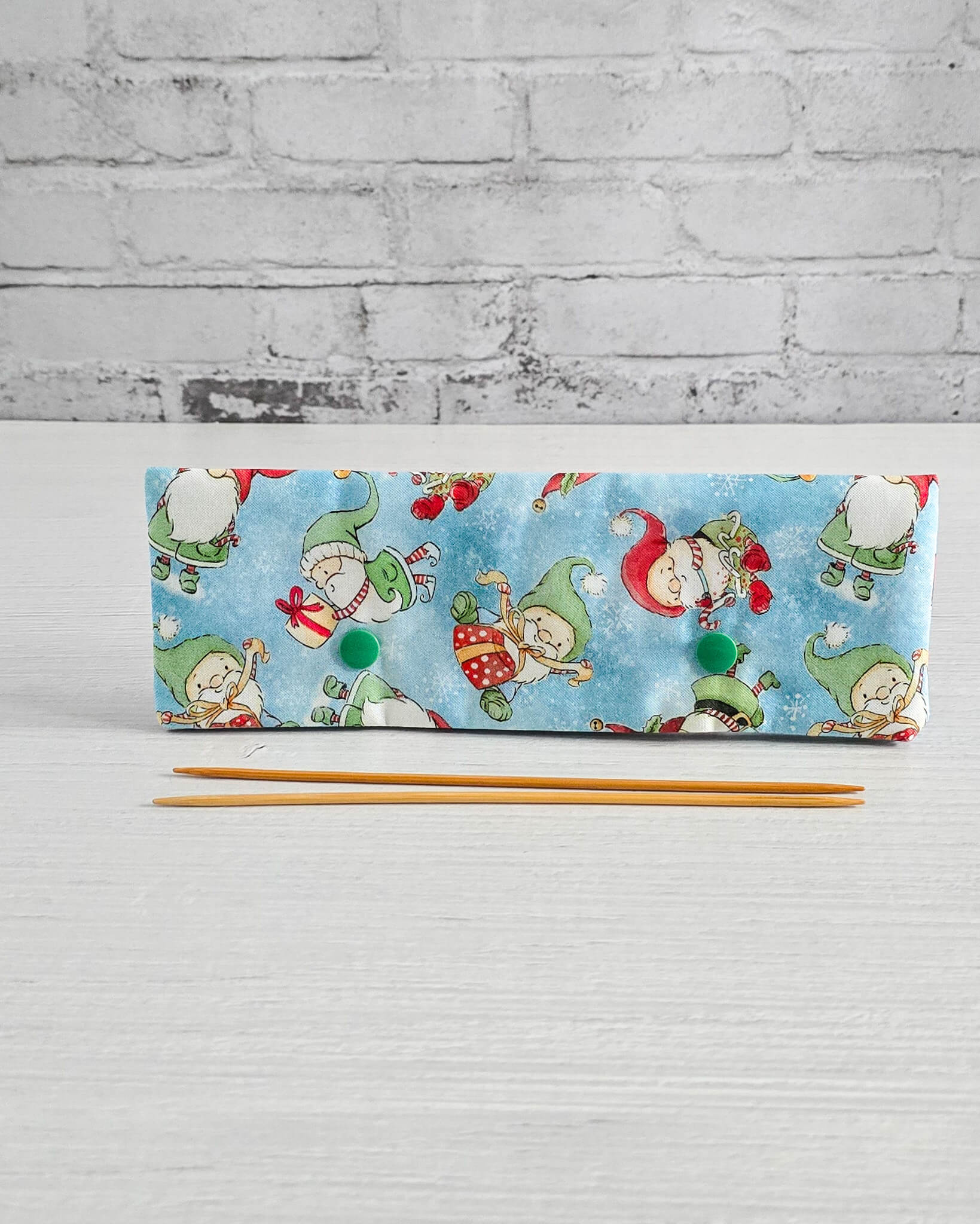 Nadelgarage 20 cm mit Wichtelmotiv auf blauem Stoff - handgenäht in Bayern von Nadelmikado