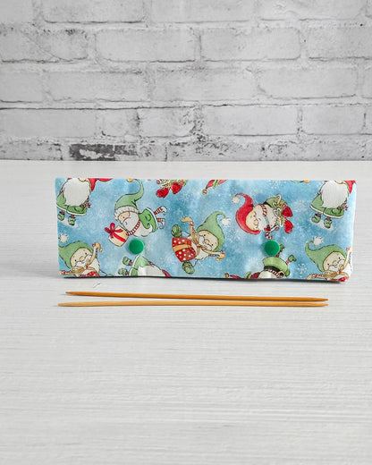 Nadelgarage 20 cm mit Wichtelmotiv auf blauem Stoff - handgenäht in Bayern von Nadelmikado