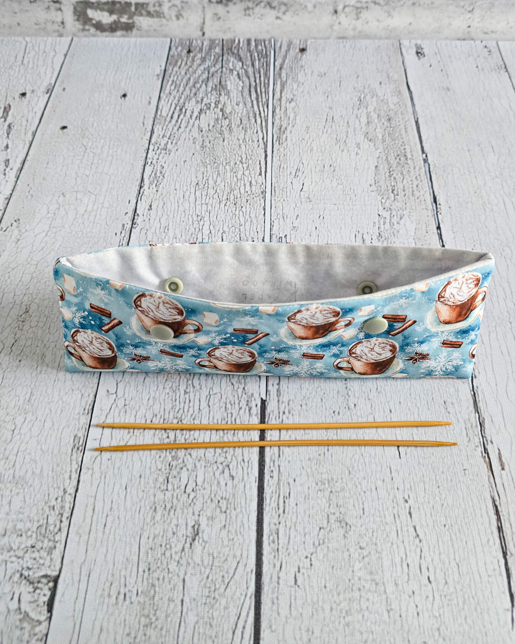 Nadelgarage 20 cm Winter Cocoa Kakao Motiv - handgenäht in Bayern von Nadelmikado